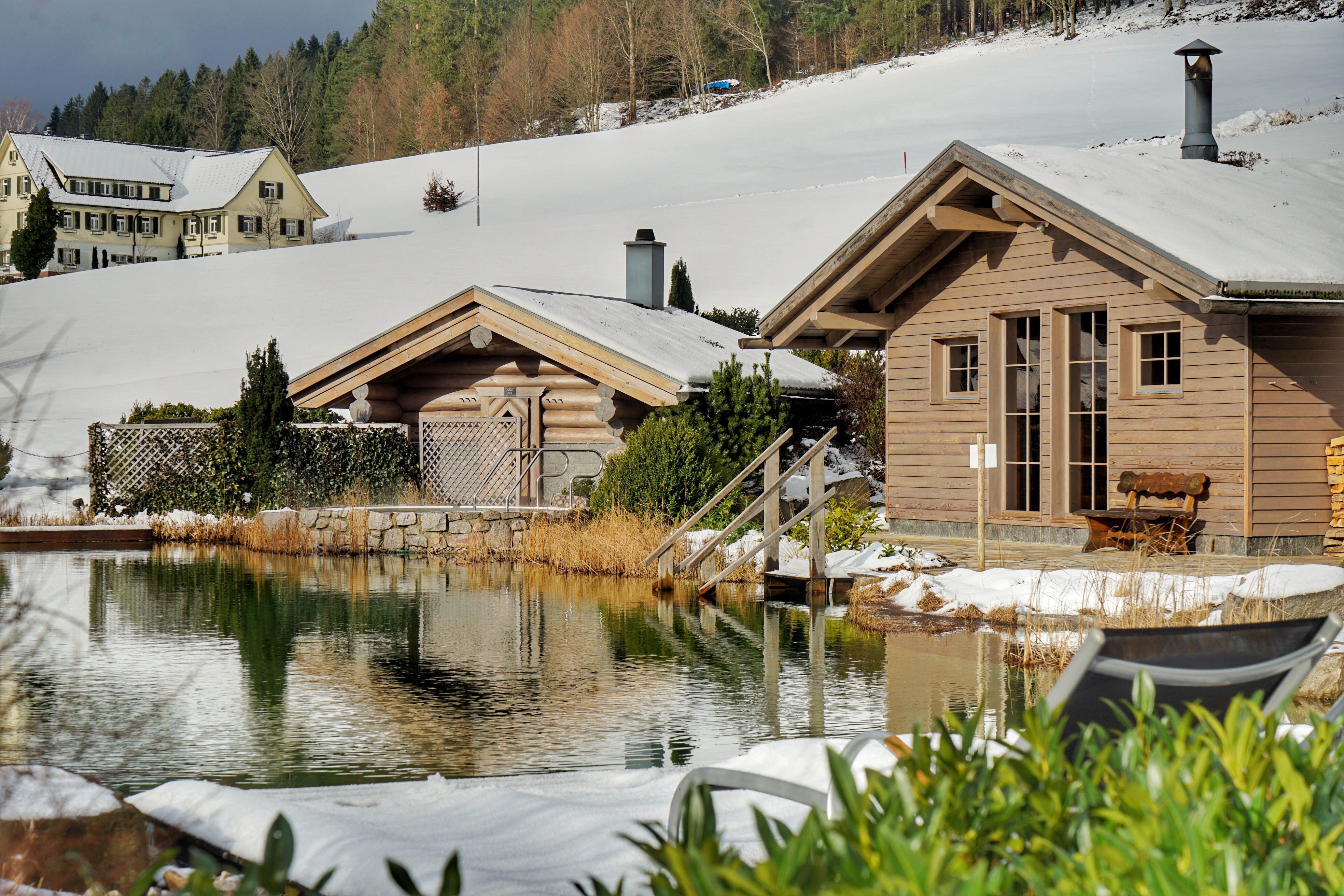 Aussenansicht_See_Sauna_Schnee.jpg