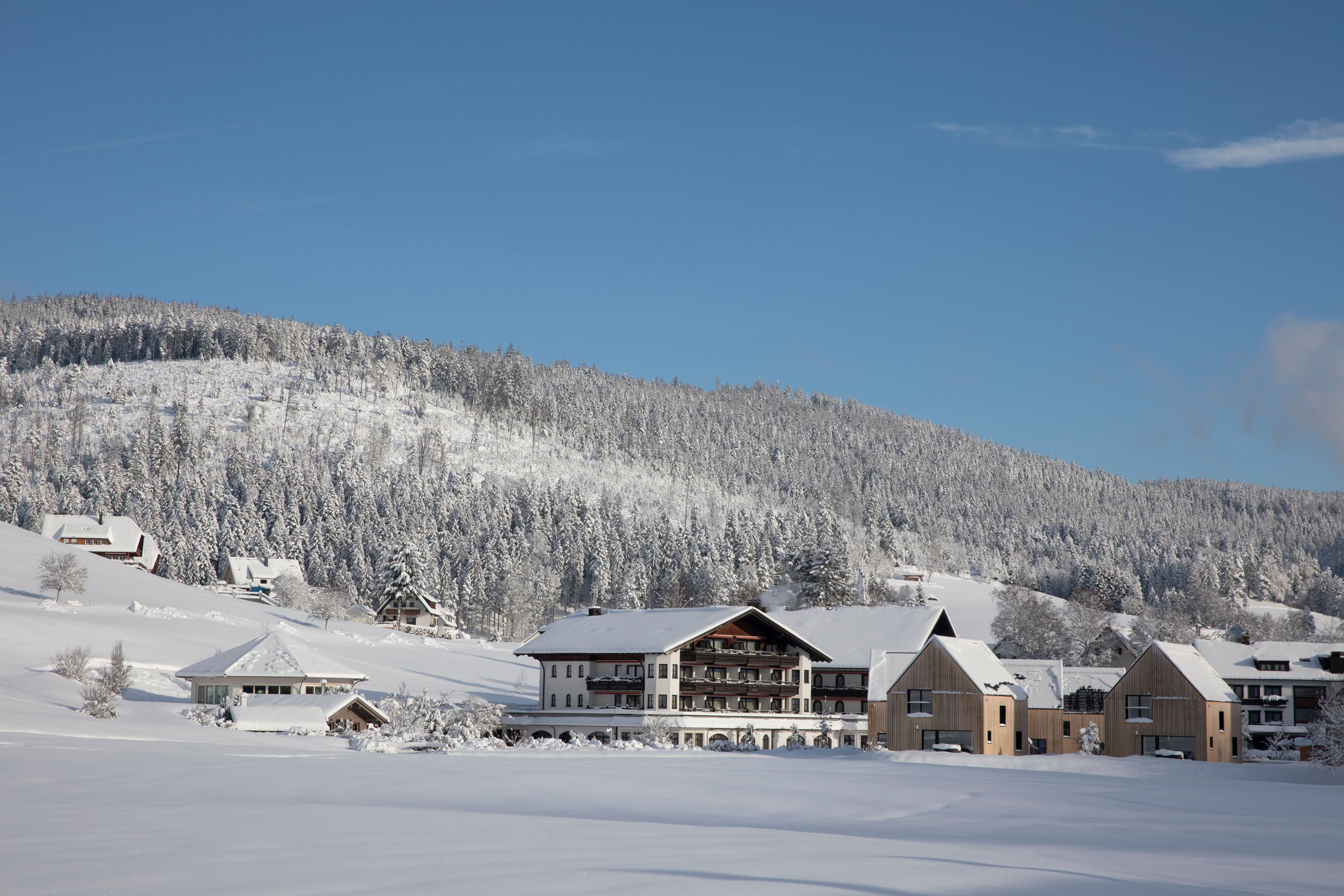 Außenansicht_Schnee_Chalet_Hotel.jpg