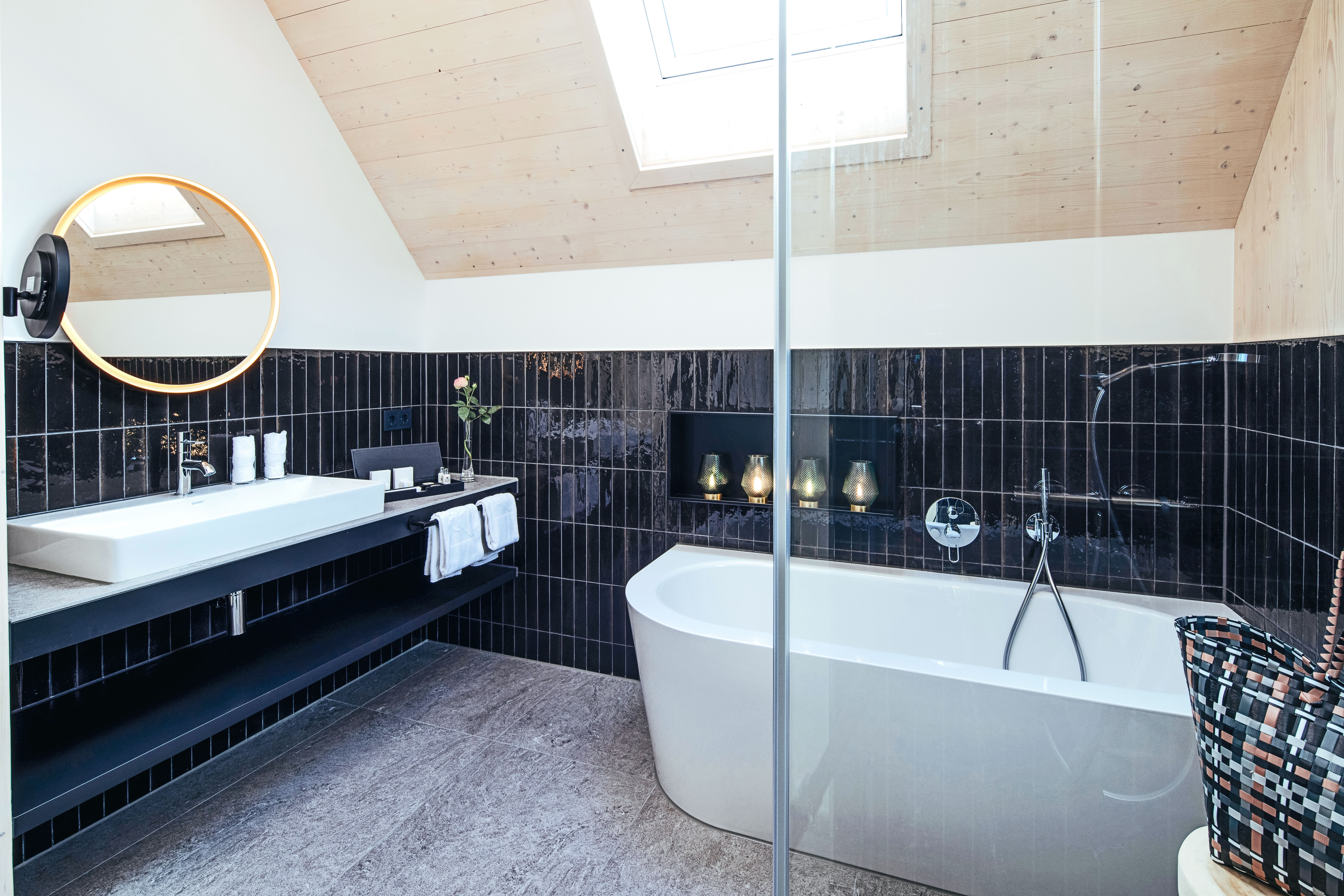 Engel-Obertal_Chalet_Badezimmer-Obergeschoss-mit-Badewanne-und-begehbarer-Dusche_5MB-bearb.jpg