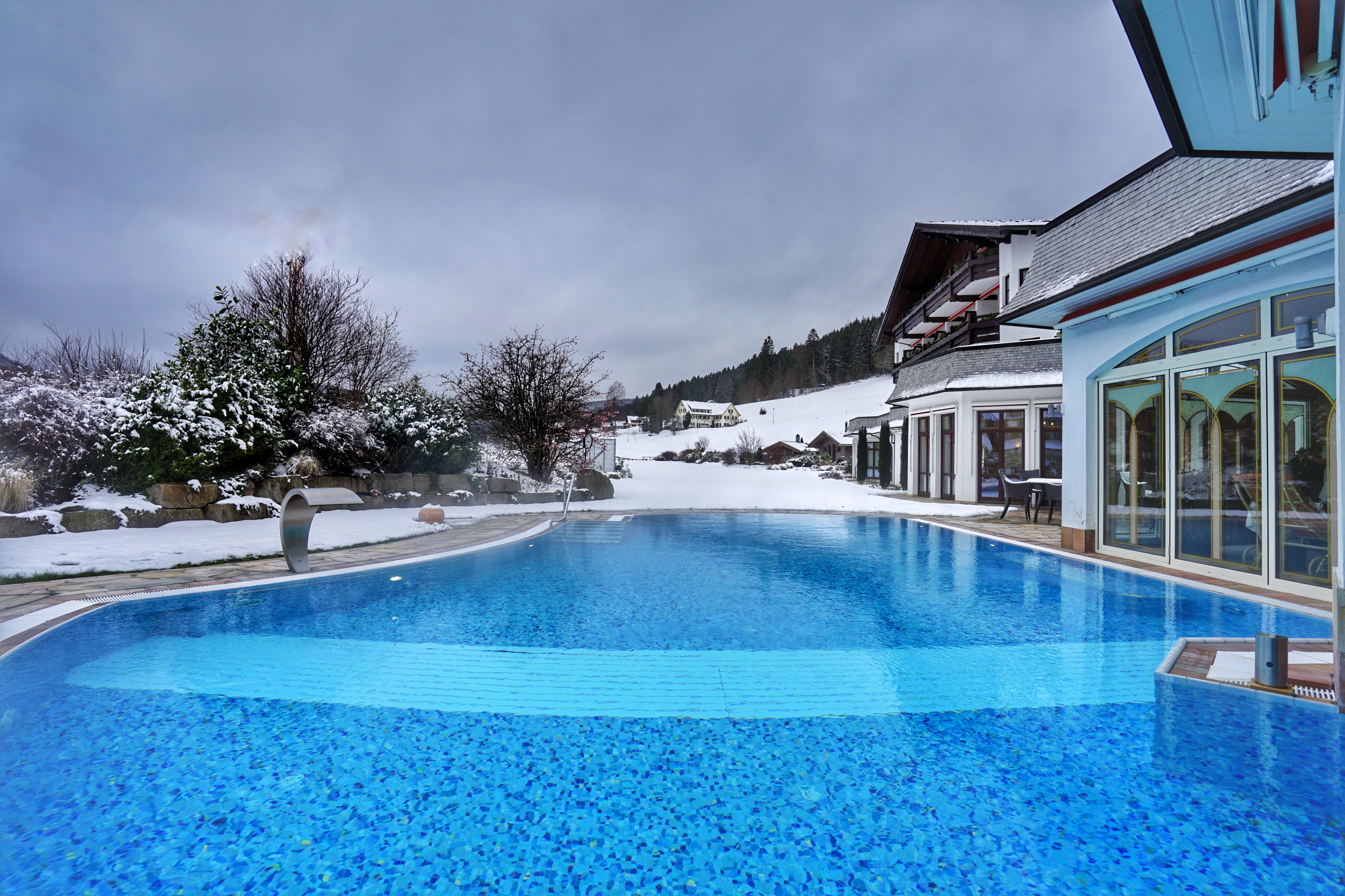 Pool_Innen_Schnee_Abend.jpg