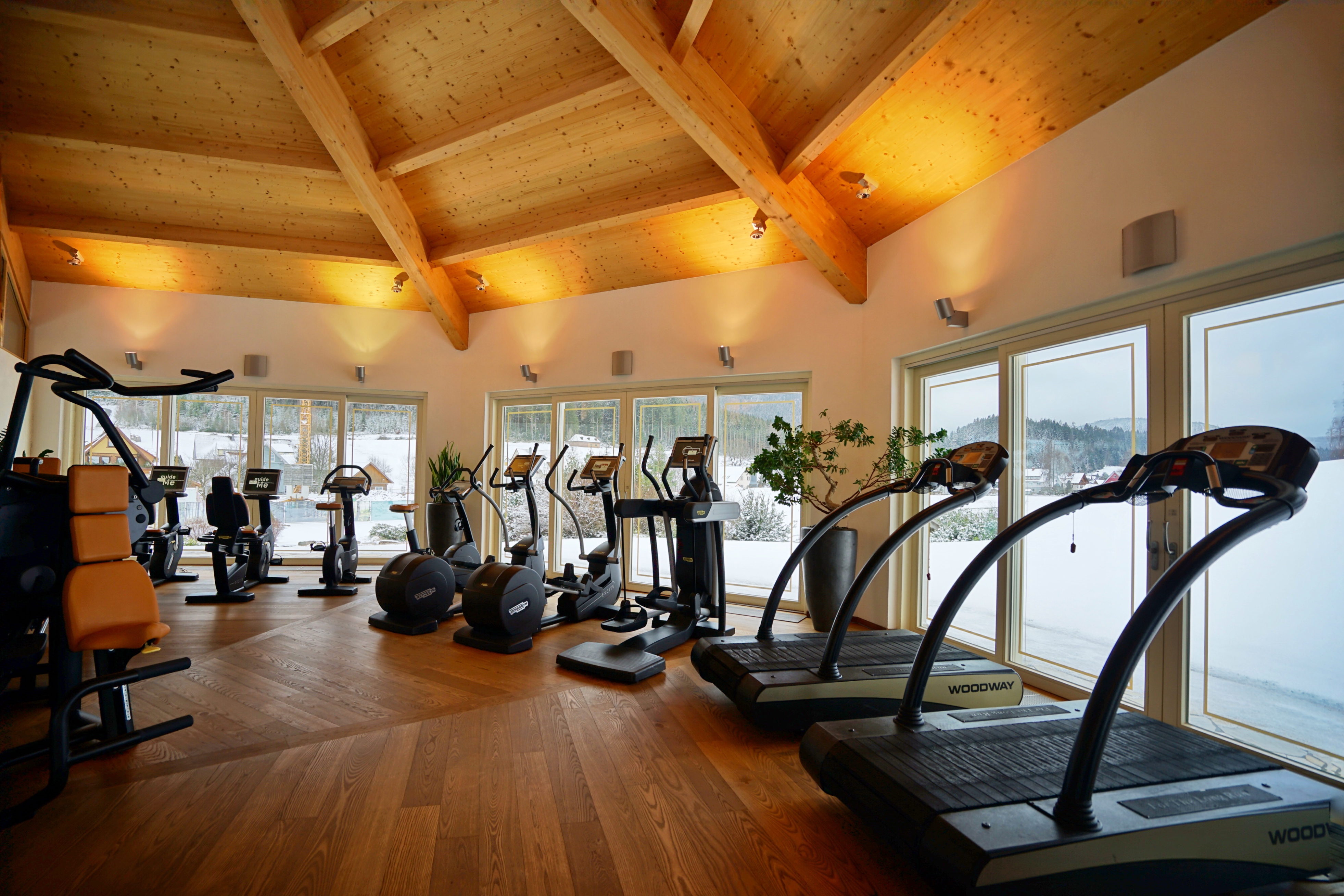 Fitness_Pavillon_Geräte_Schnee.jpg