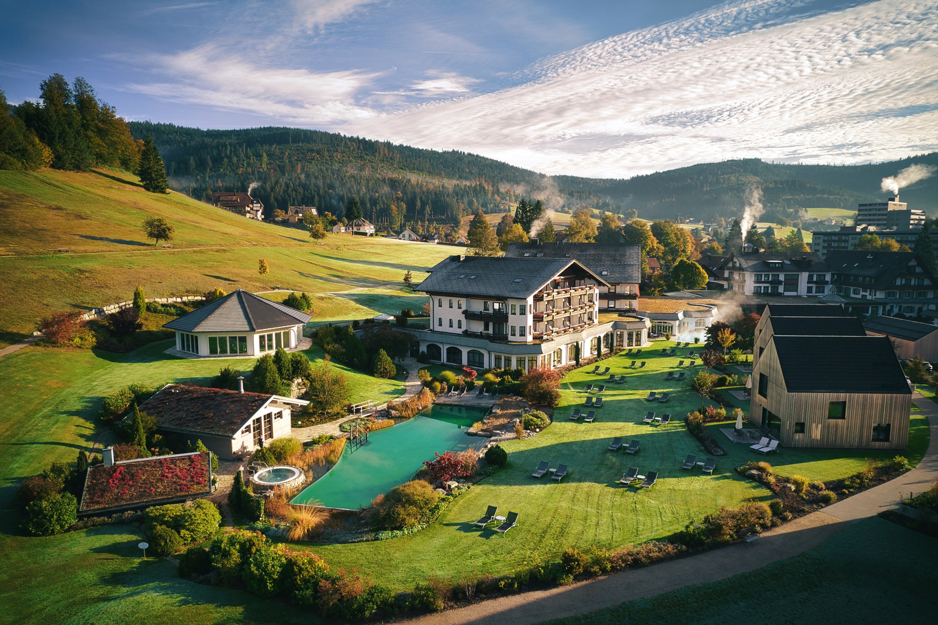 Hotel Engel Obertal mit Garten im Herbst