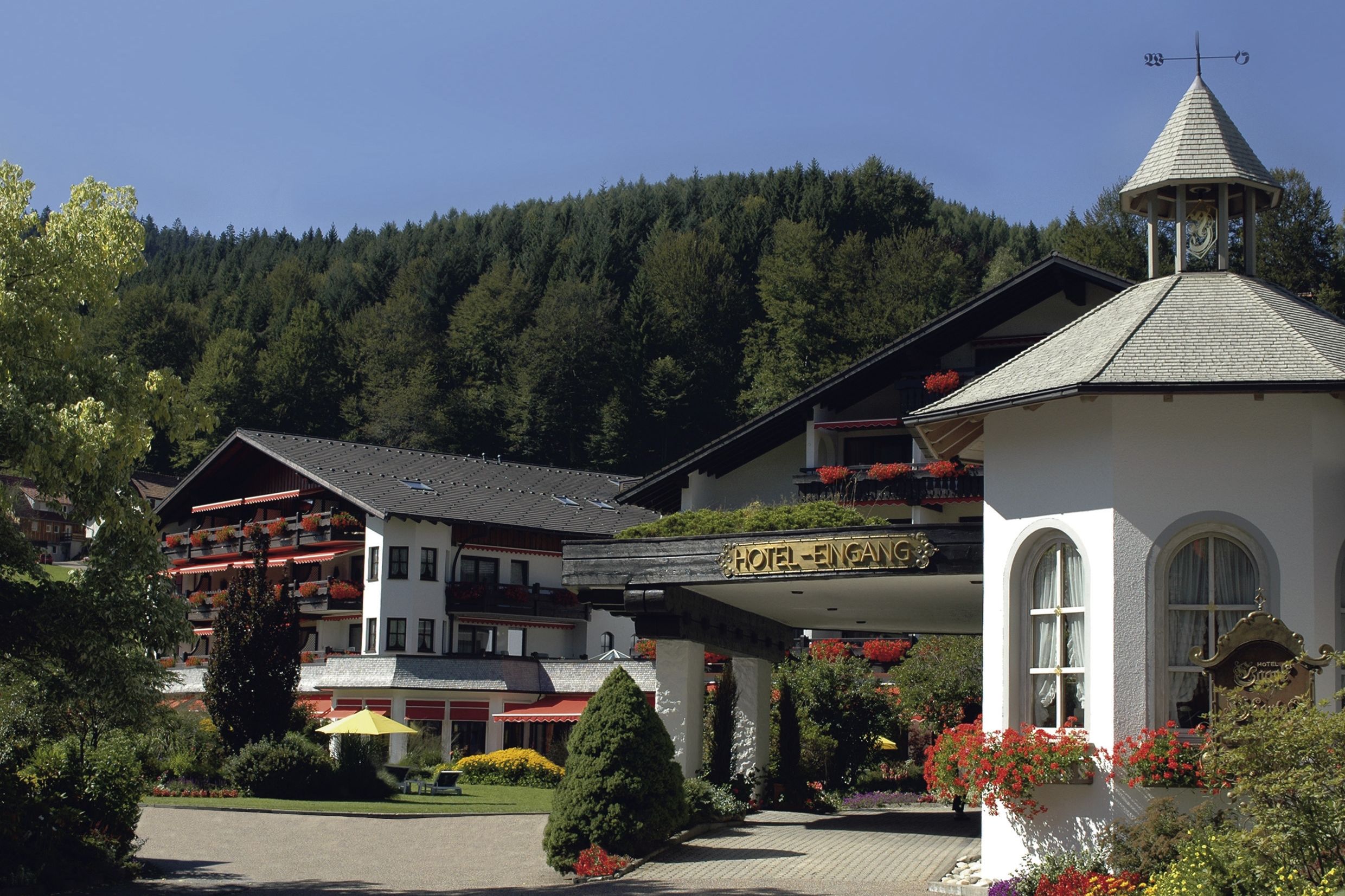 Außenansicht_Einfahrt_Empfang_Hotel.jpg