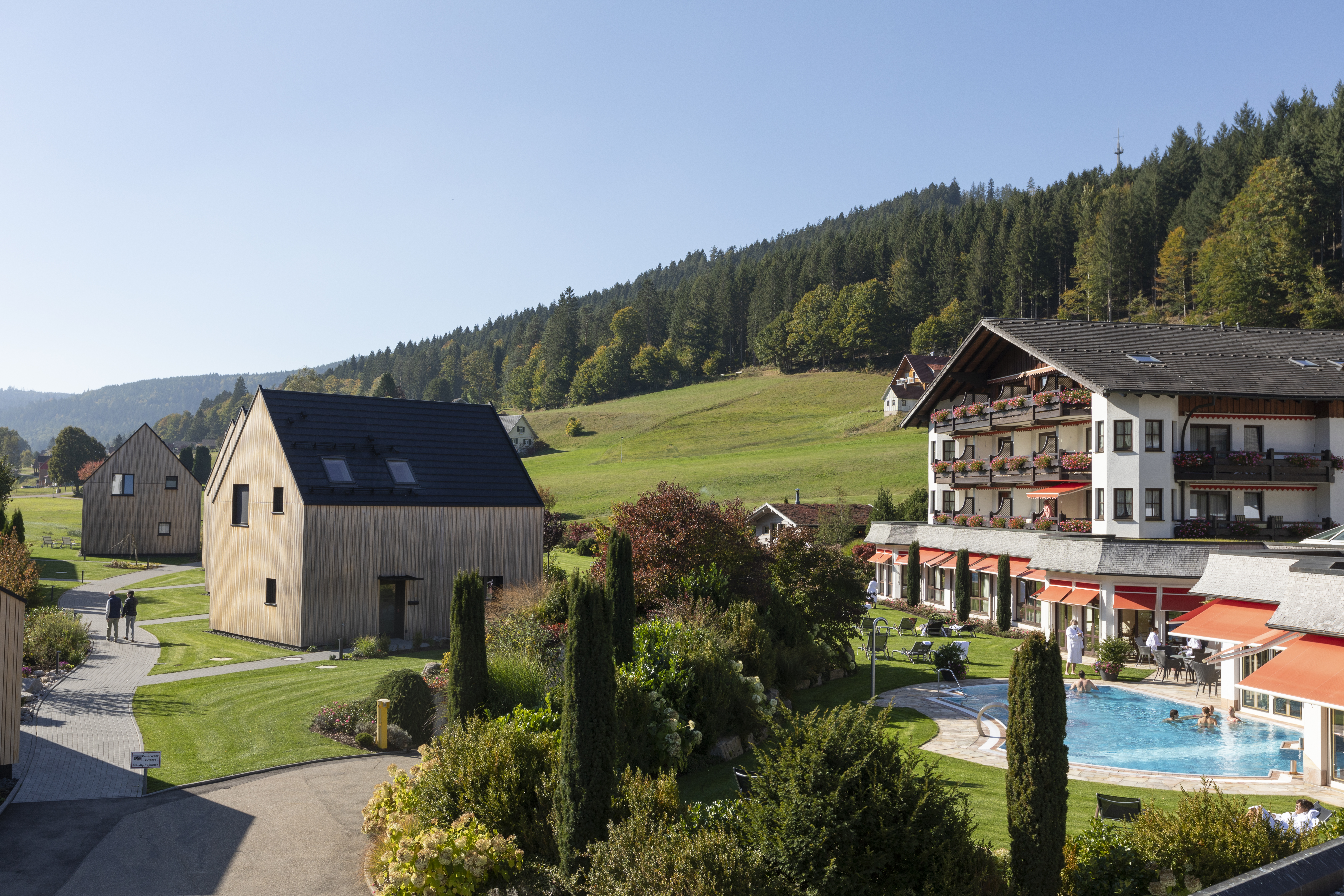 Außenansicht_Chalet_Pool_Hotel.jpg