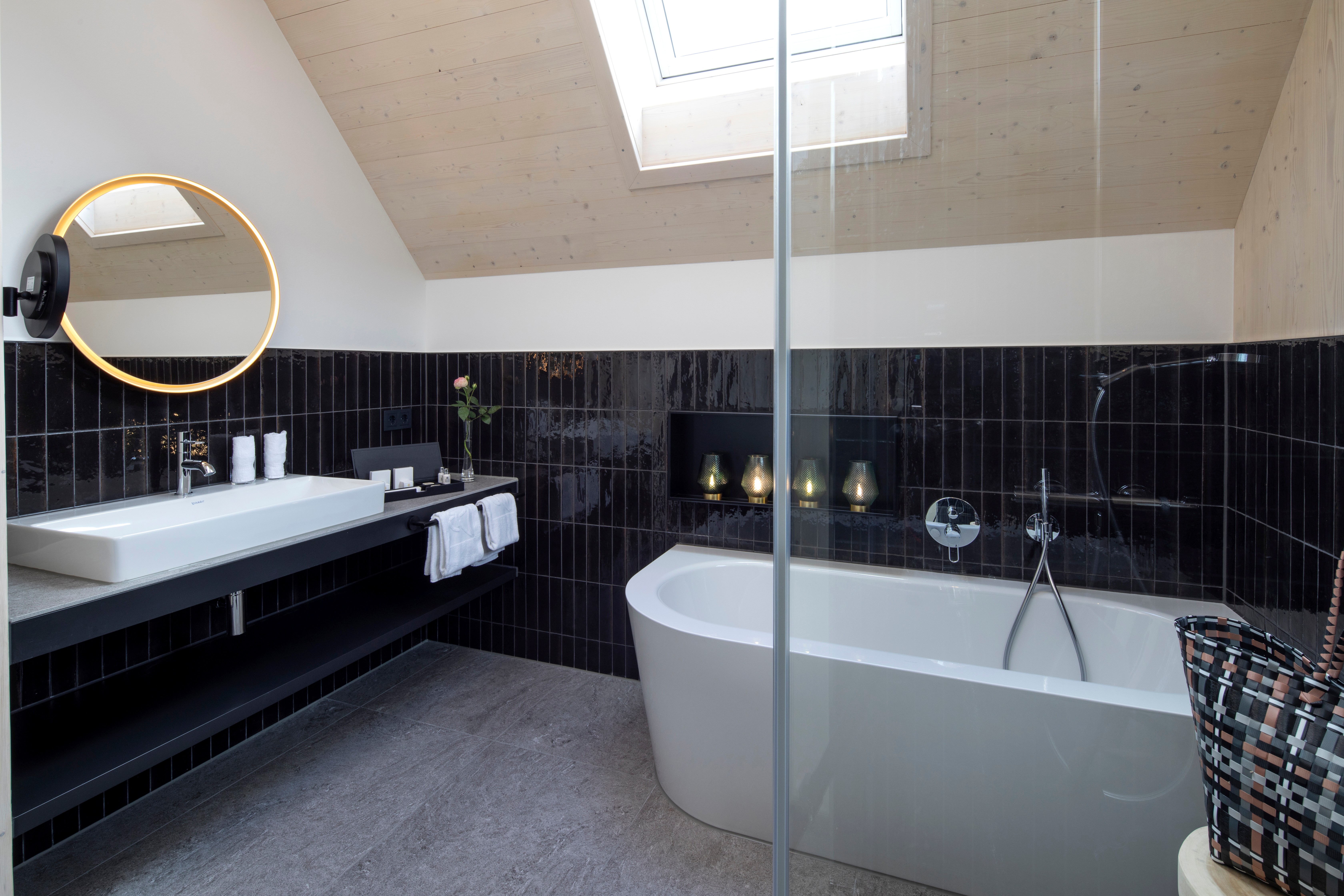 Engel Obertal_Chalet_Badezimmer Obergeschoss mit Badewanne und begehbarer Dusche_5MB.jpg