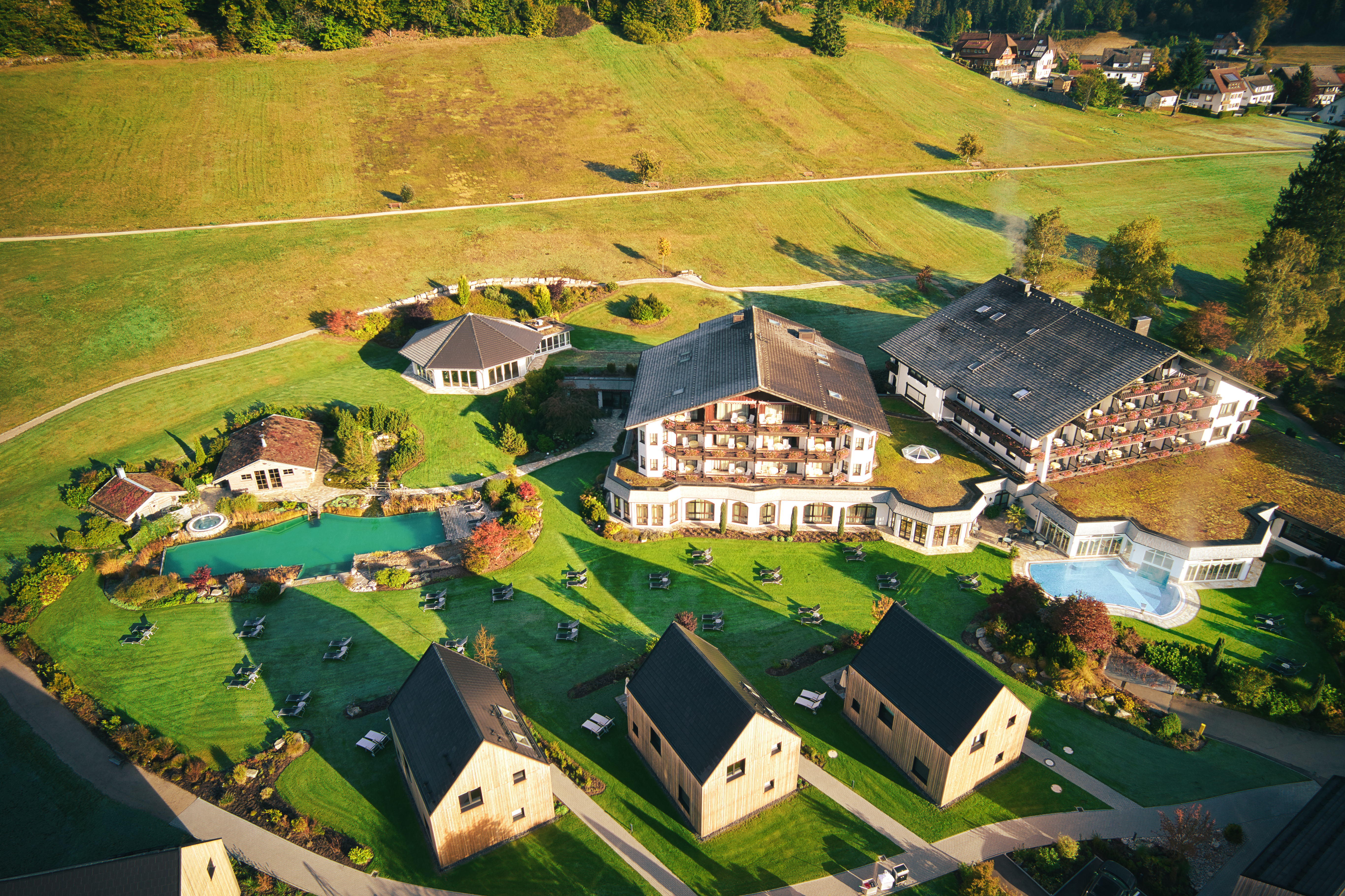 Außenansicht_Drohne_Hotel_Garten_Herbst_Süd.jpg