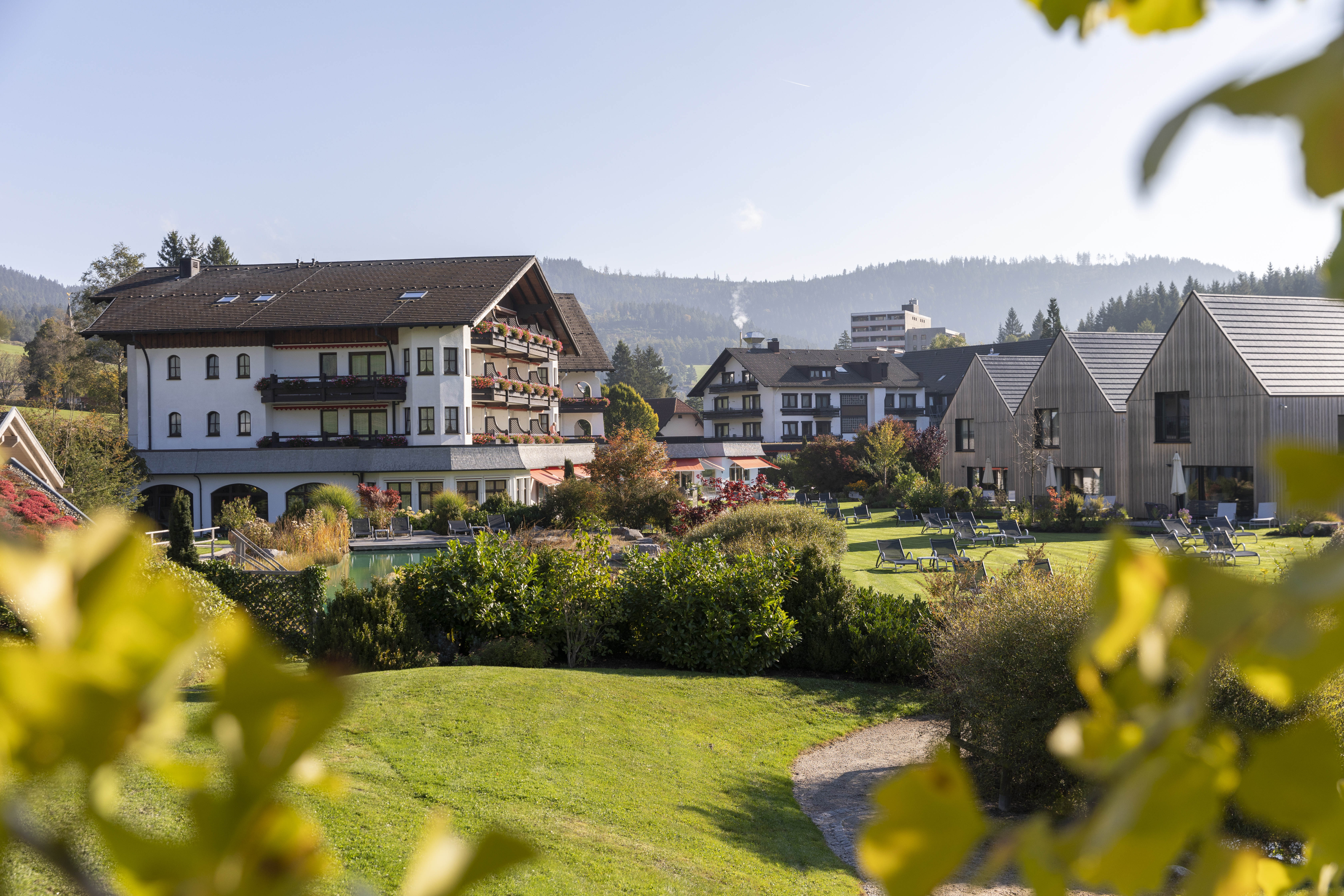 Außenansicht_Chalet_Hotel_Garten.jpg
