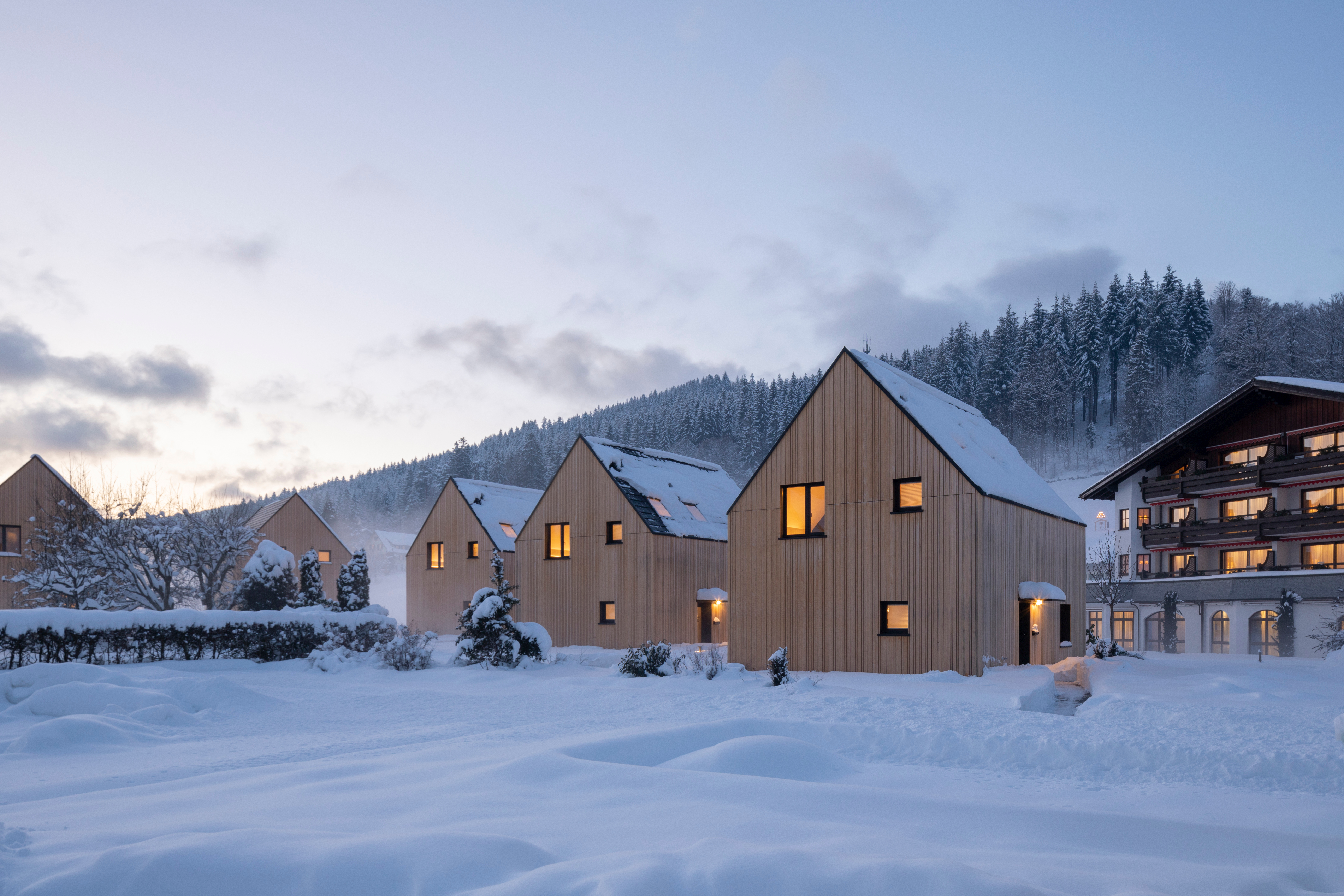 Außenansicht_Schnee_Chalets_Hotel.jpg