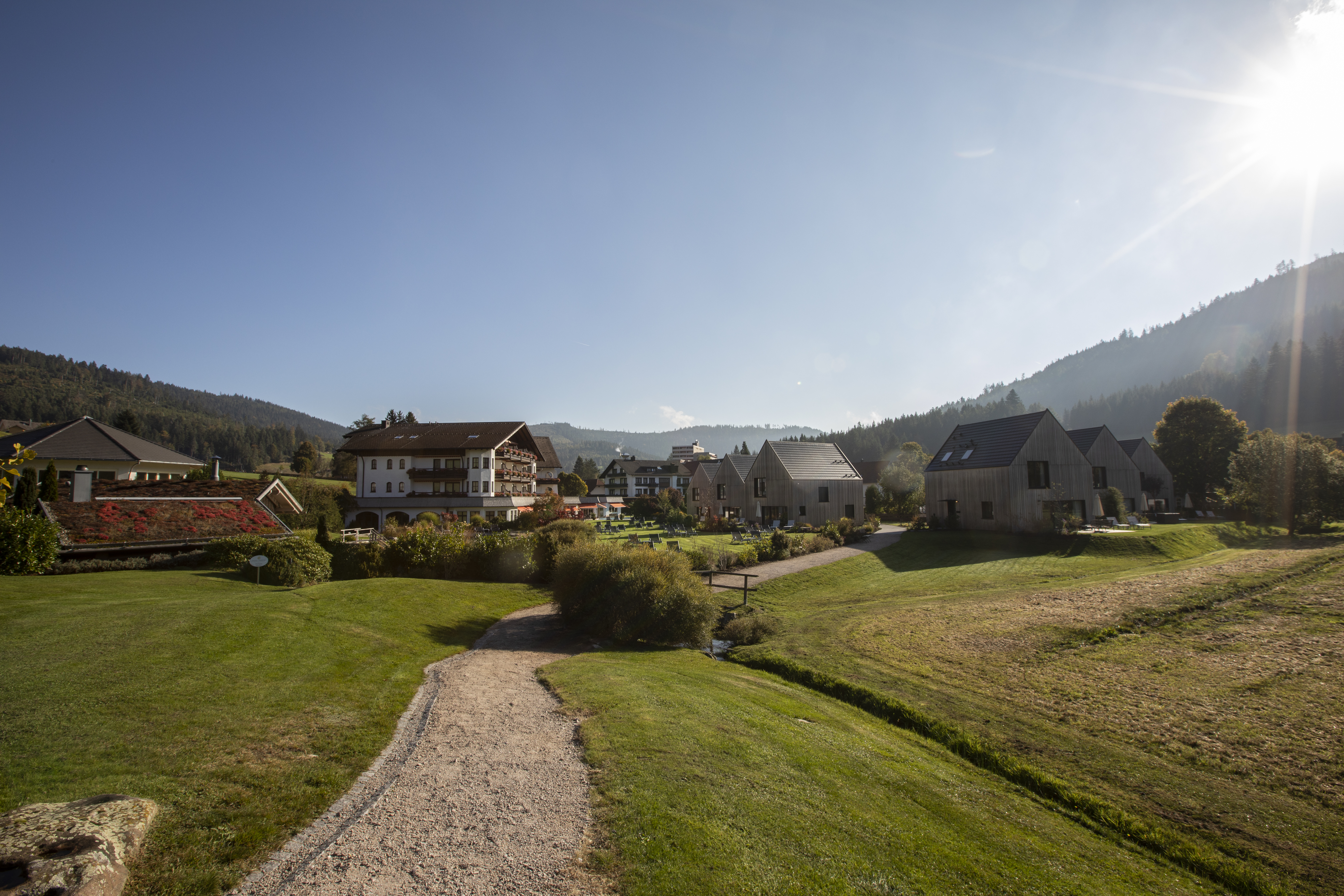 Außenansicht_Entfernt_Garten_Hotel_Chalet.jpg