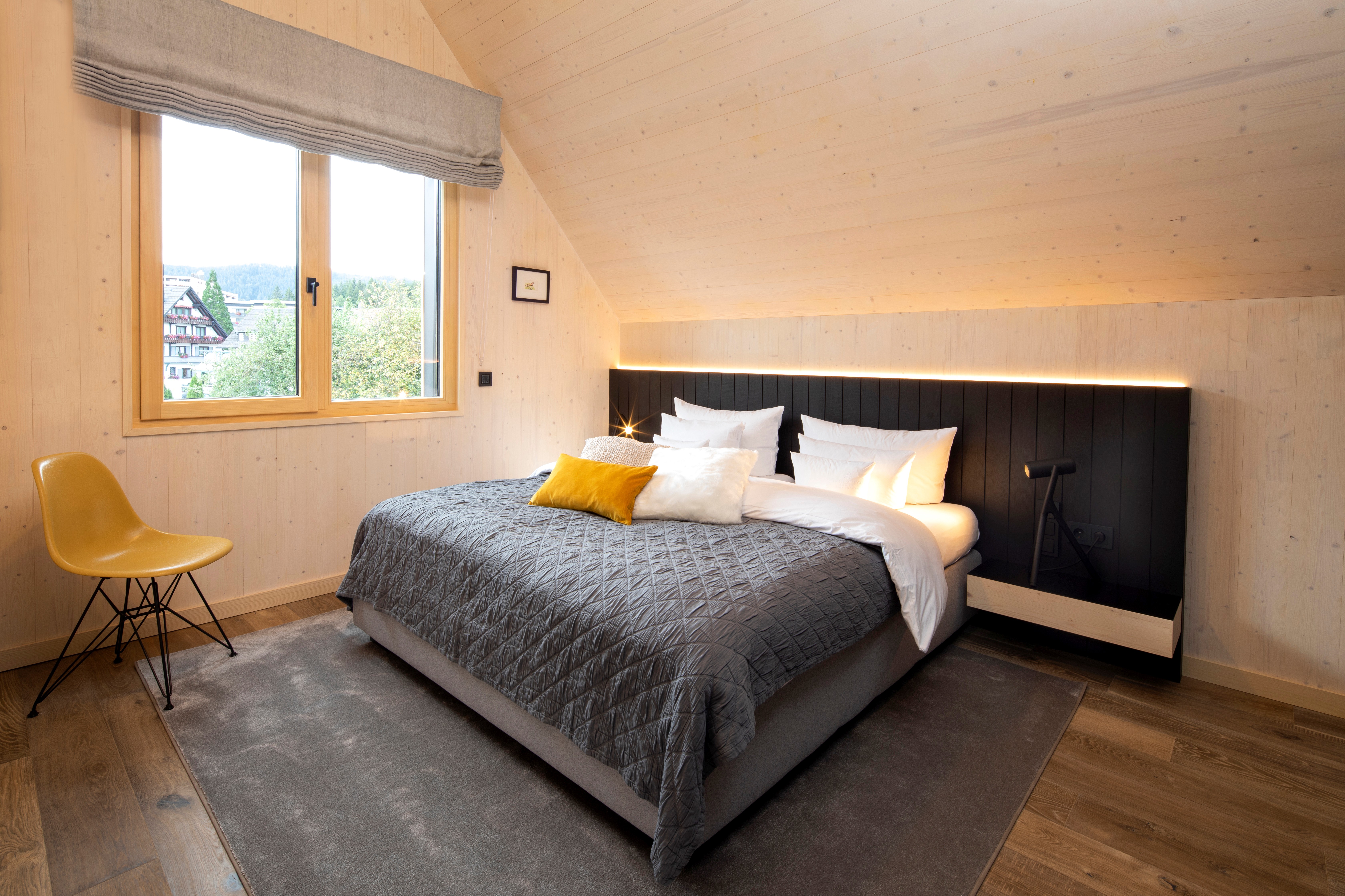 Engel Obertal_Chalet_Schlafzimmer Obergeschoss_5MB.jpg