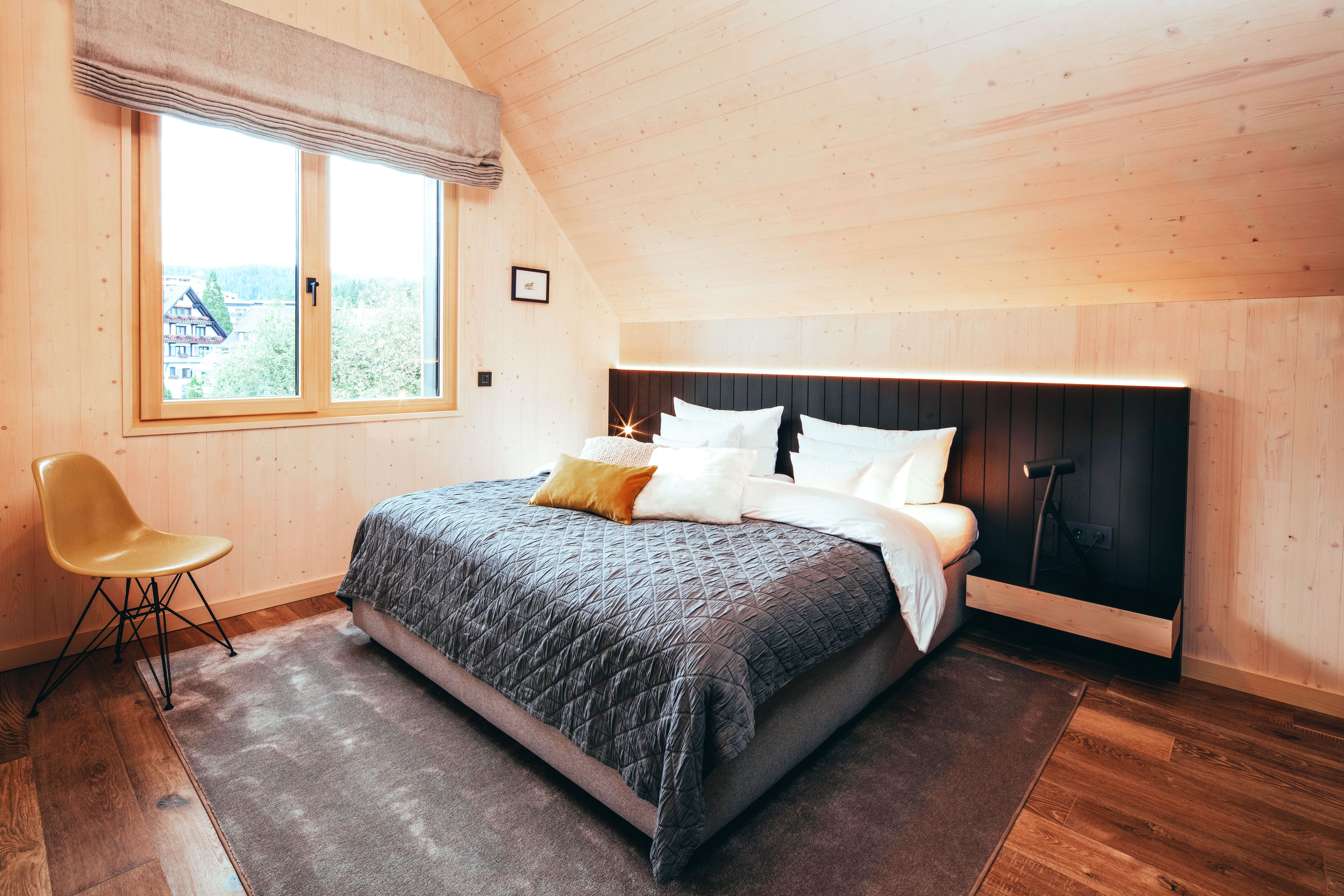 Engel-Obertal_Chalet_Schlafzimmer-Obergeschoss_5MB-bearb.jpg